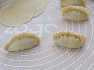 5、抱蛋煎饺,9.再将饺子边捏成百折。