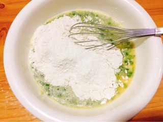 10、快手早餐+鸡蛋葱花软饼,筛入面粉