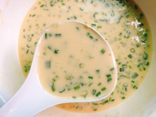 14、快手早餐+鸡蛋葱花软饼,用这种装稀饭的勺子舀一勺刚好摊一个饼