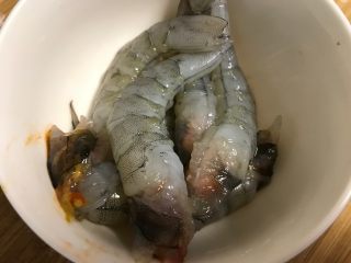 3、木须大虾,大虾去壳去头去虾线。