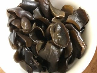 4、木须大虾,木耳泡发洗净摘成小朵。
