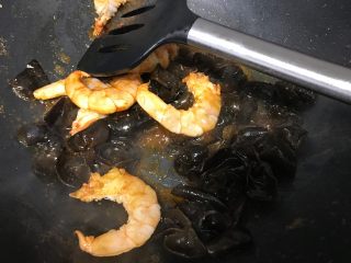 7、木须大虾,倒入所有调料。
