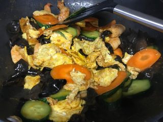 9、木须大虾,加入鸡蛋，翻炒几下即可关火。