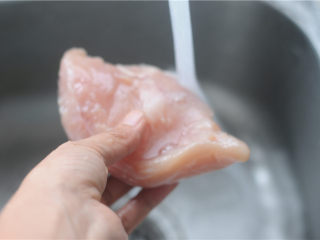 2、香辣鸡丝,鸡胸肉用清水洗干净