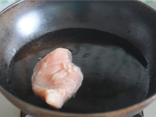 3、香辣鸡丝,放入冷水锅里汆烫