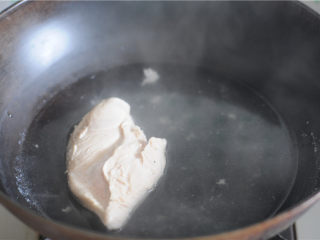 4、香辣鸡丝,煮熟后捞出来晾干