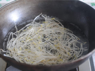5、香辣鸡丝,豆芽菜也放入锅里汆烫好