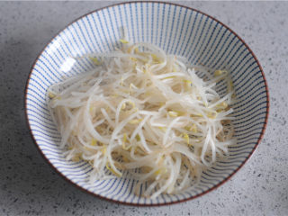 6、香辣鸡丝,捞出沥干水，铺在盘子里