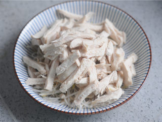 8、香辣鸡丝,摆上豆芽菜上