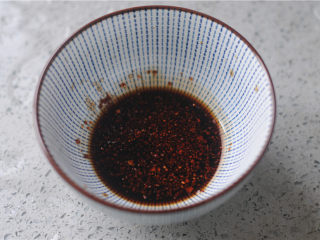 9、香辣鸡丝,生抽、盐、油、辣椒粉调成酱汁