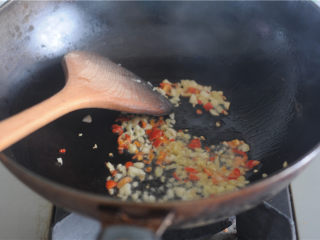 11、香辣鸡丝,放入油锅炒香