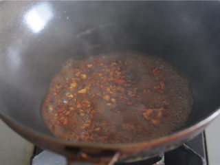 12、香辣鸡丝,淋入调好的酱汁，烧开