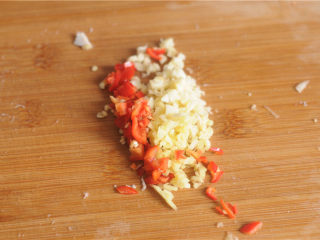 10、香辣鸡丝,红尖椒和生姜剁成末