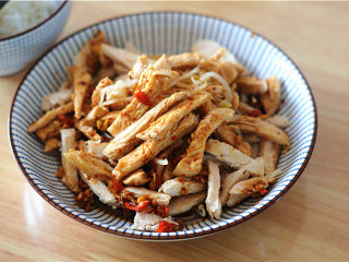 13、香辣鸡丝,淋在鸡胸肉丝拌匀即可