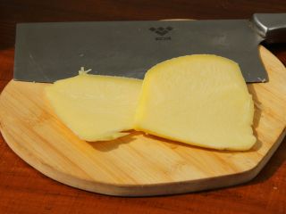 4、芝士爆浆鸡排,4、	芝士切片备用。