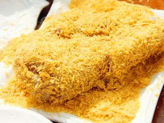8、芝士爆浆鸡排,8、	鸡胸肉在蛋液里滚一下，粘上干淀粉，再在蛋液里滚一下，沾满面包糠。