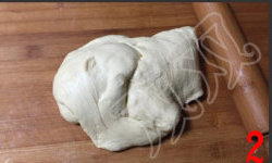 2、香葱芝士条 ,将发酵完成的面团取出，用擀面杖擀压排气