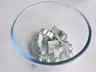 2、奶油奶酪司康,准备一些饼干模具，洗净擦干。