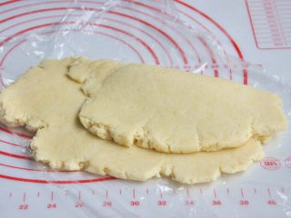 8、奶油奶酪司康,将面团擀开折叠按压几次。