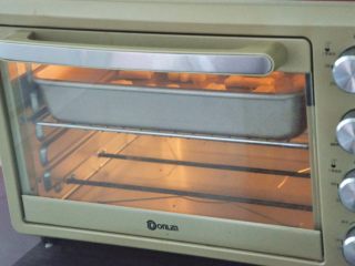 13、奶油奶酪司康,烤箱预热上下170度，放入中层，烤20分钟左右。