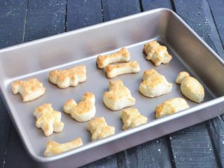 14、奶油奶酪司康,出炉后晾凉装袋保存。