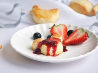 17、奶油奶酪司康,搭配草莓果酱和果粒酸奶，美好的下午茶。