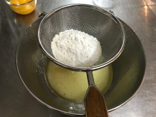 1、浓郁榴莲蛋糕卷,筛入面粉