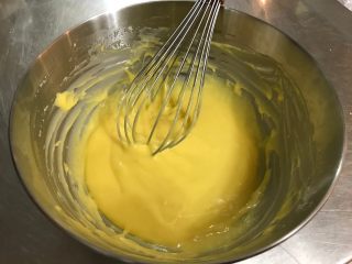 2、浓郁榴莲蛋糕卷,不要划圈的搅拌,蛋黄糊就做好了