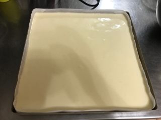 4、浓郁榴莲蛋糕卷,转动烤盘铺平(这一步是不需要刮刀刮平的,直接转动烤盘,左右摇晃就可以铺平)