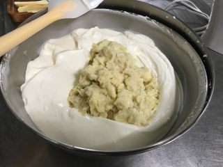 5、浓郁榴莲蛋糕卷,奶油隔冰水打发至8分后倒入榴莲