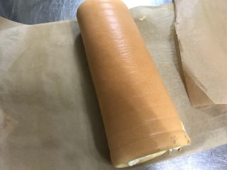 6、浓郁榴莲蛋糕卷,涂抹奶油后卷起,冷藏定型