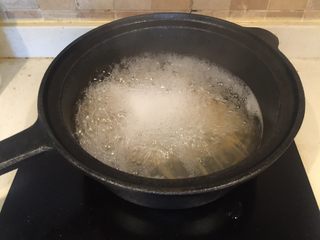 2、蘑菇浓汤（奶油）培根意面,煮一锅开水加入少许盐，面条下锅