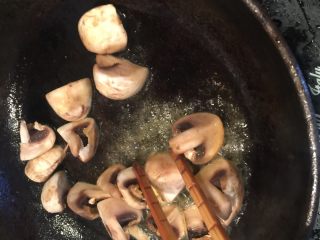 4、蘑菇浓汤（奶油）培根意面,煎锅下黄油蘑菇小火煎炒