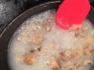 6、蘑菇浓汤（奶油）培根意面,在锅内加入清水，喜欢奶香味的可以用牛奶替代清水，水开后换小火滚煮，并不停搅拌防止粘锅