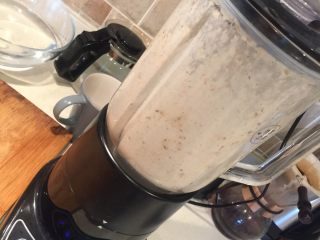 7、蘑菇浓汤（奶油）培根意面,煮开的蘑菇汤加少许盐（比正常口感偏淡）用料理机打浆