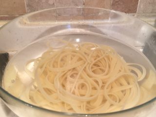 8、蘑菇浓汤（奶油）培根意面,此时把煮开的面捞出浸在凉水里