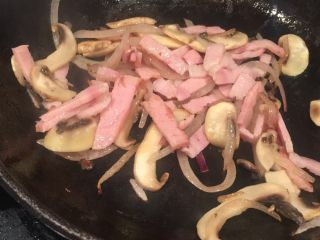 11、蘑菇浓汤（奶油）培根意面,再加入蘑菇和培根一起翻炒