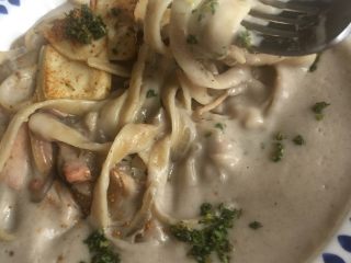 14、蘑菇浓汤（奶油）培根意面,将面和菜翻炒均匀后出锅摆盘，将料理机里的蘑菇汤倒在面条上