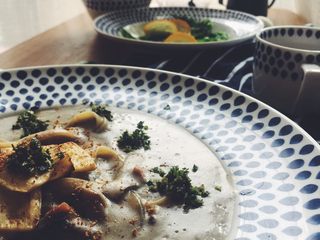 15、蘑菇浓汤（奶油）培根意面,百灵菇切片油锅煎黄，香菜切细末，装饰摆盘，我喜欢吃辣就撒上辣椒粉