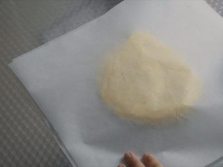 1、榴莲酥和法式千层酥皮制作,两面铺油纸。