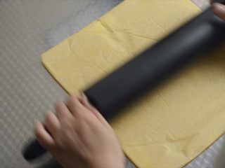 2、榴莲酥和法式千层酥皮制作,将油纸的四条边折叠起来,擀开油酥,呈扁扁的长方形,放进冰箱冷藏至少2小时。