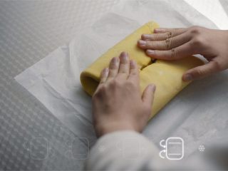 5、榴莲酥和法式千层酥皮制作,然后在四分之一处对折。