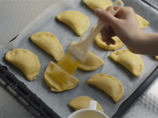 10、榴莲酥和法式千层酥皮制作,表面刷上蛋黄。