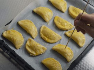 12、榴莲酥和法式千层酥皮制作,找一根竹签/牙签/针,在中间戳个洞,帮助内部透气。