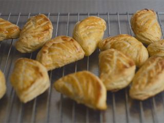 14、榴莲酥和法式千层酥皮制作,放凉以后就可以开吃啦。