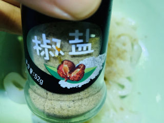 3、黄金鱿鱼圈,加椒盐；