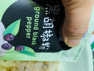 4、黄金鱿鱼圈,加黑胡椒粉；