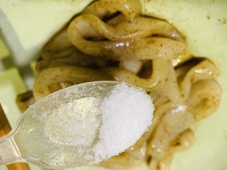 7、黄金鱿鱼圈,加少许盐，腌制十分钟；