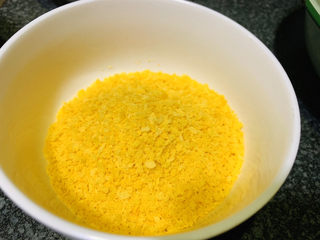 9、黄金鱿鱼圈,面包糠倒入碗内；