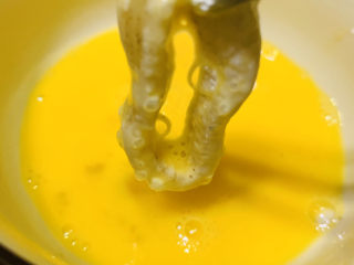 12、黄金鱿鱼圈,再沾蛋液；